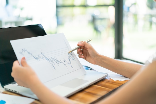 Zrozumieć finanse osobiste i prawo: Jak potrafią one wpłynąć na nasze życie?