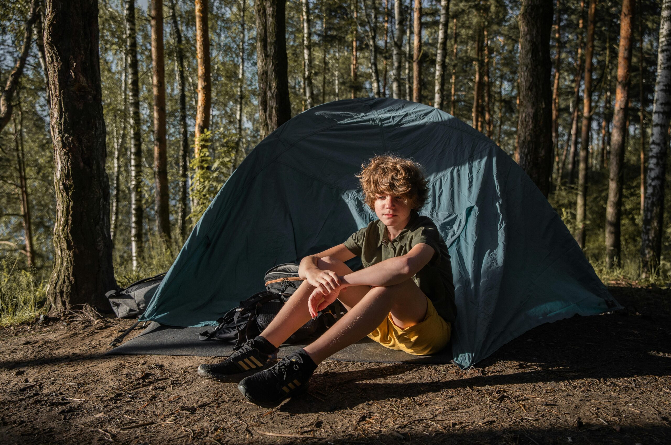 Survival w lesie dla początkujących – Jak rozpalić ogień bez zapałek, znaleźć wodę i zbudować schronienie bez sprzętu