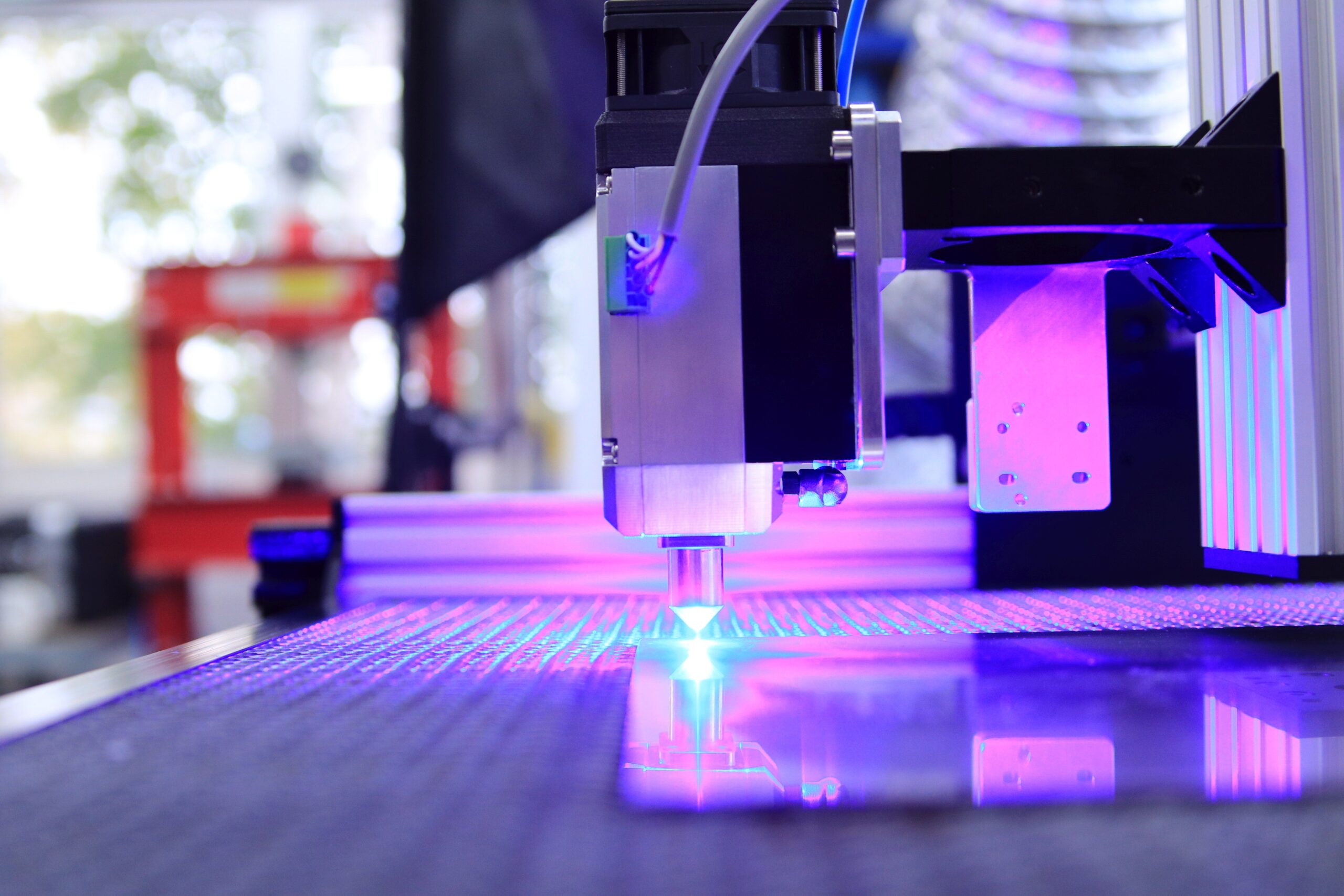 Jak nowoczesne technologie laserowe rewolucjonizują obróbkę metali i blach w polskich zakładach przemysłowych